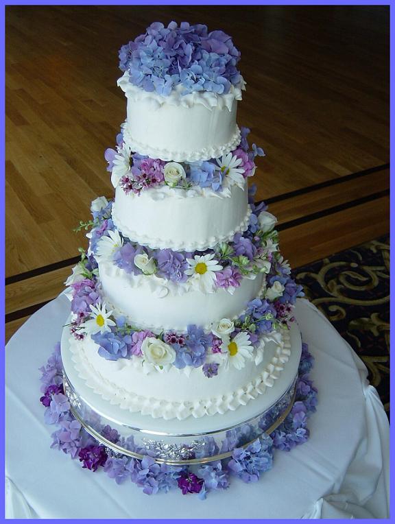 daisyweddingcake Buttercream and Fresh Flowers