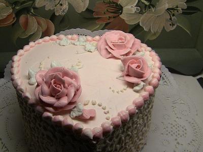 The small 6 inch heart cake above is a sweet old fashioned buttercream 