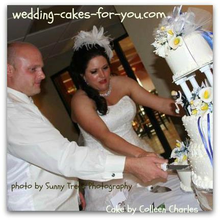 bride and groom cutting the wedding cake