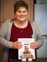 happy customer holding wedding cakes with Lorelie step by step book in print
