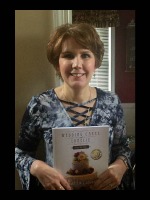 happy customer holding wedding cakes with Lorelie step by step book in print